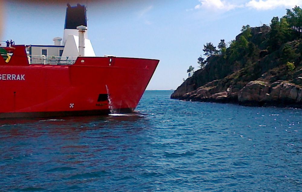 NÆRE PÅ: Skipet Nexans Skagerrak var nær ved å gå på land etter motorstans utenfor Kristiansand lørdag.