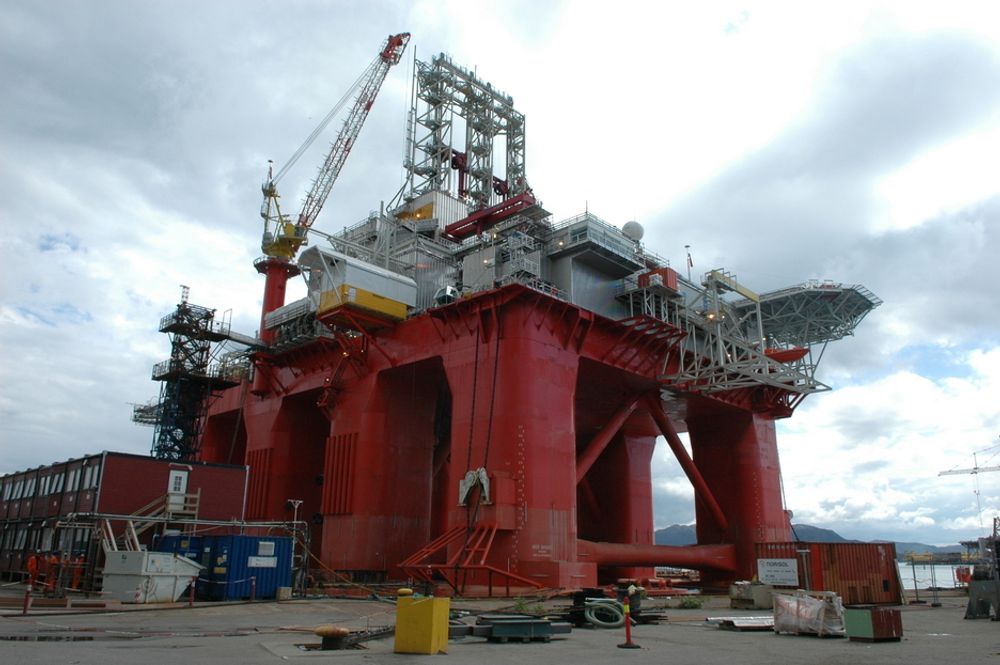 Den halvt nedsenkbare riggen Aker Barents skal benyttes til en boreoperasjon for ExxonMobil.