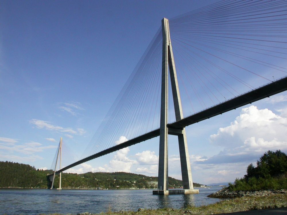 SKARNSUNDBRUA: "De røde kablene som er festet i brobanen og i de 152 meter høye tårnene får broen til å virke som en gedigen harpe - en majestetisk bro over en av Norges lengste fjorder", mener en av de mange som har foreslått denne broen som Norges vakreste.