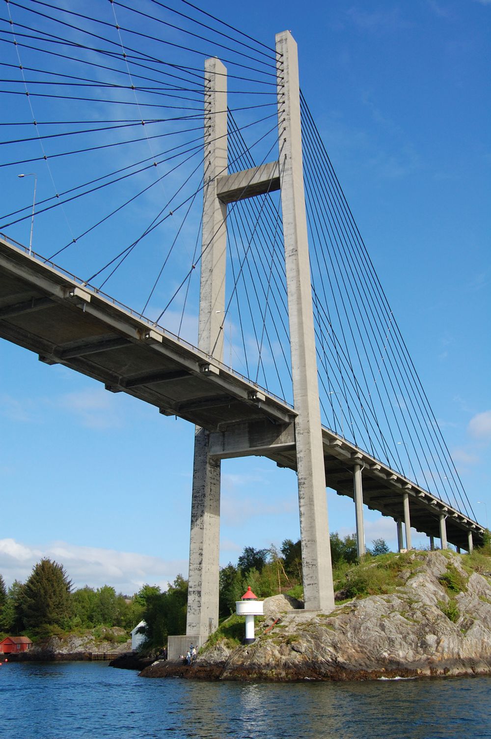 KANDIDAT 6: Nordhordlandsbrua går over Salhusfjorden og forbinder Flatøy i Meland kommune med fastlandet ved Hordvik nord for sentrum i Bergen kommune. Den er Norges nest lengste bro med sine 1614 meter. Broen er en kombinasjon av en skråkabel- og en flytebro, og ble bygget i 1994.