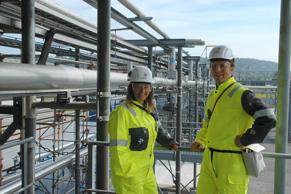 GLEDER SEG: Både Margareth Øvrum og Trond Austrheim gleder seg over at Statoil er villige til å investere over  100 millioner kroner i å oppgradere testriggen på Herøya.