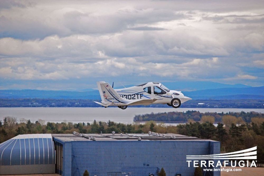 I LUFTA: Terrafugia Transition har en maks hastighet i luften på 185 kilometer i timen, og kan fly omlag 730 km på en tank.