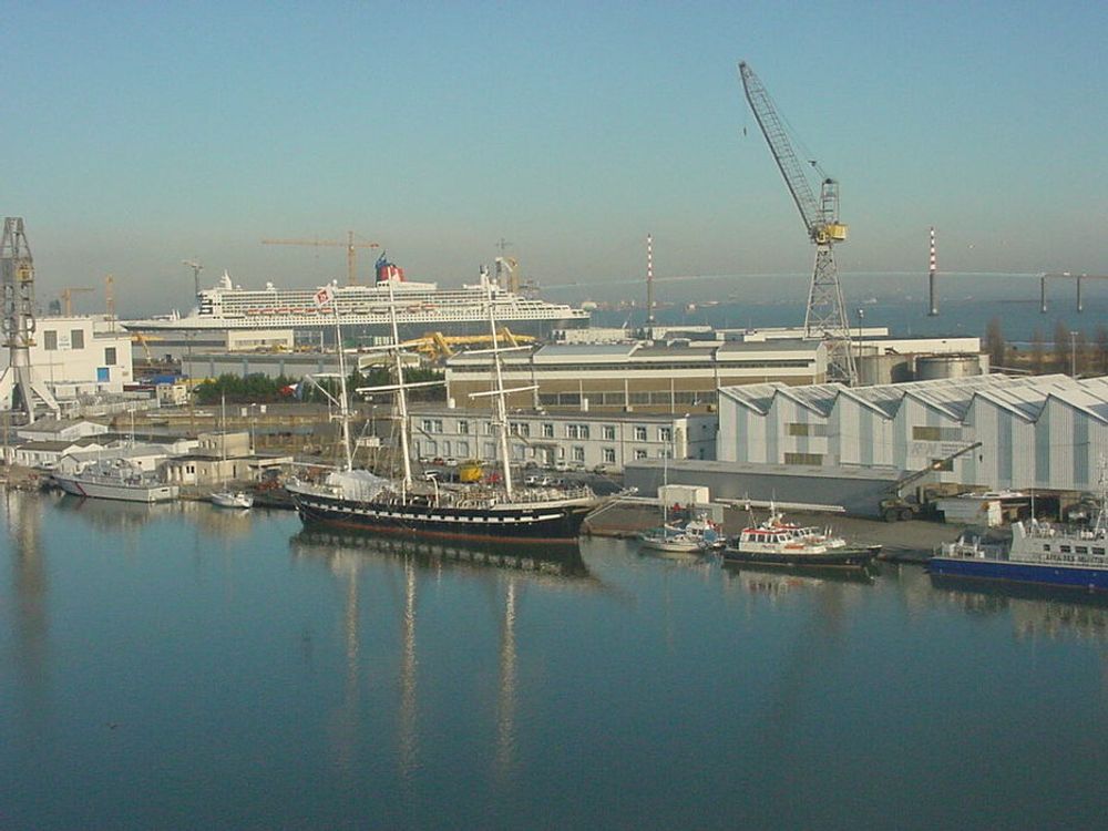 Chantiers de l'Atlantique bygget det kjente cruieskipet Queen Mary II ved Saint Nazaire. Nå skal Aker Yards bygge to store cruisere for NCL ved det samme verftet.