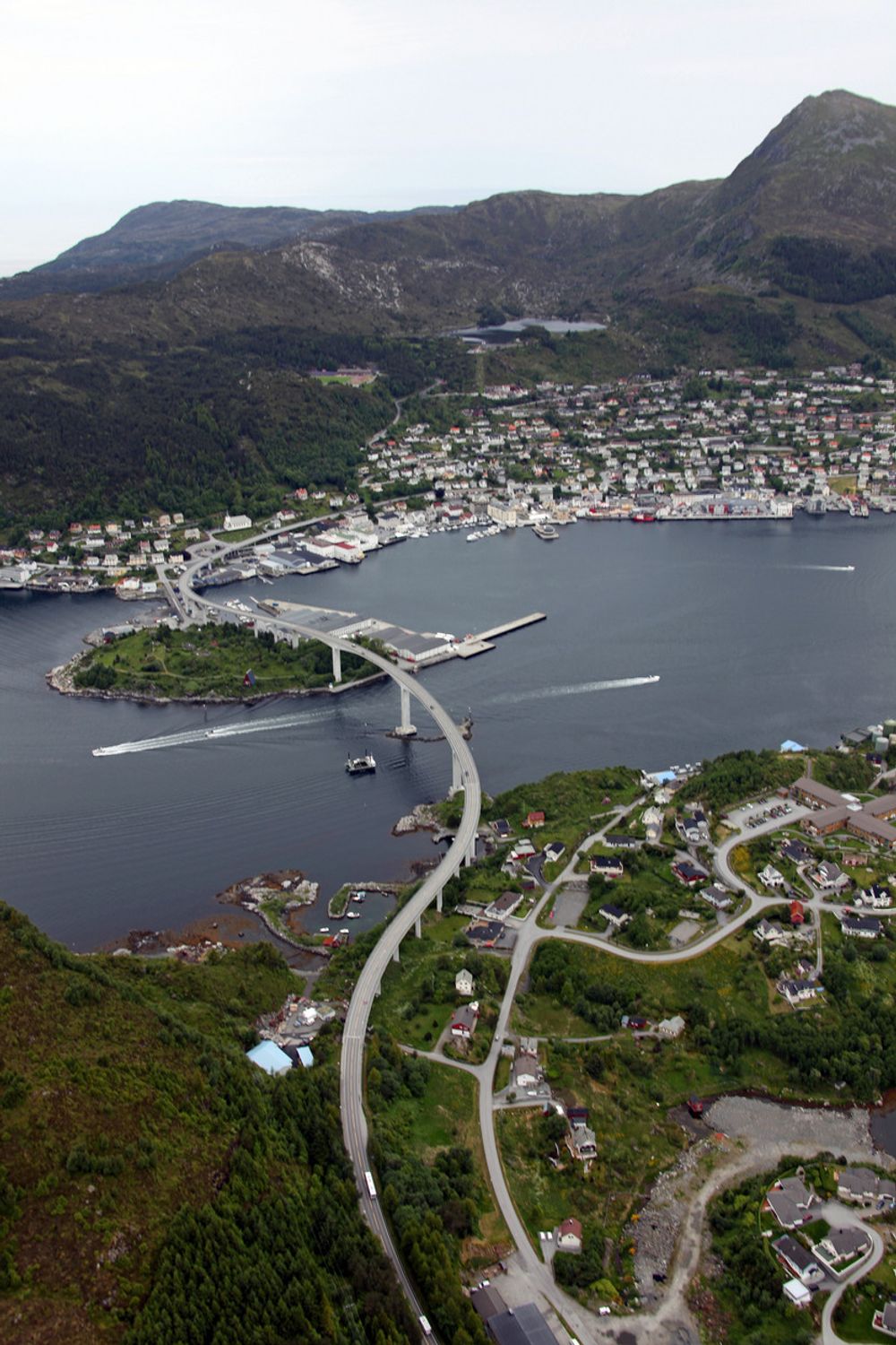 MÅLØYBRUA, SOGN OG FJORDANE: - Broprosjektet må sies å være et enestående samarbeid mellom lokale politikere og vegstyresmaktene, og broen svinger seg som en kjempestor S fra fiskerisenteret Måløy over Måløysundet til fastlandet. Når man kommer over broen, har man den mest fantastiske utsikten man kan tenke seg både nord- og sørøver, samt over hele byen Måløy som ligger omkranset av majestetiske fjell og nydelig fjord.