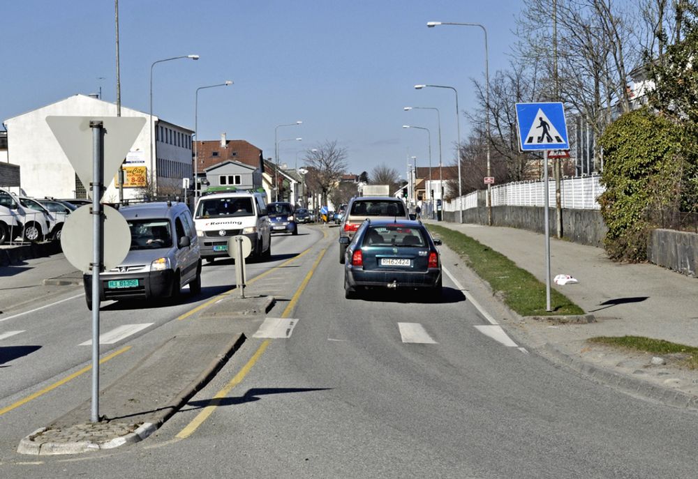 Fylkesveg 44, Hillevågsveien blir forskøvet 7-8 meter mot høyre for å få plass til de to nye feltene. T Stangeland Maskin leder kampen om kontrakten.