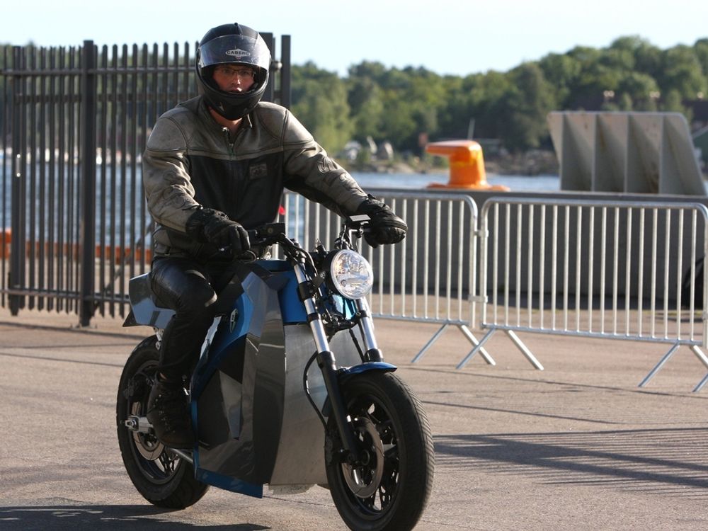 Dette er en elektrisk motorsykkel fra Green School Motorcycles som også deltok på førsteetappen for å vise seg fram. Ramma er fra en Honda som er konvertert med nikkelmetallhydridbatterier som gir den en rekkevidde på 80-100 km.