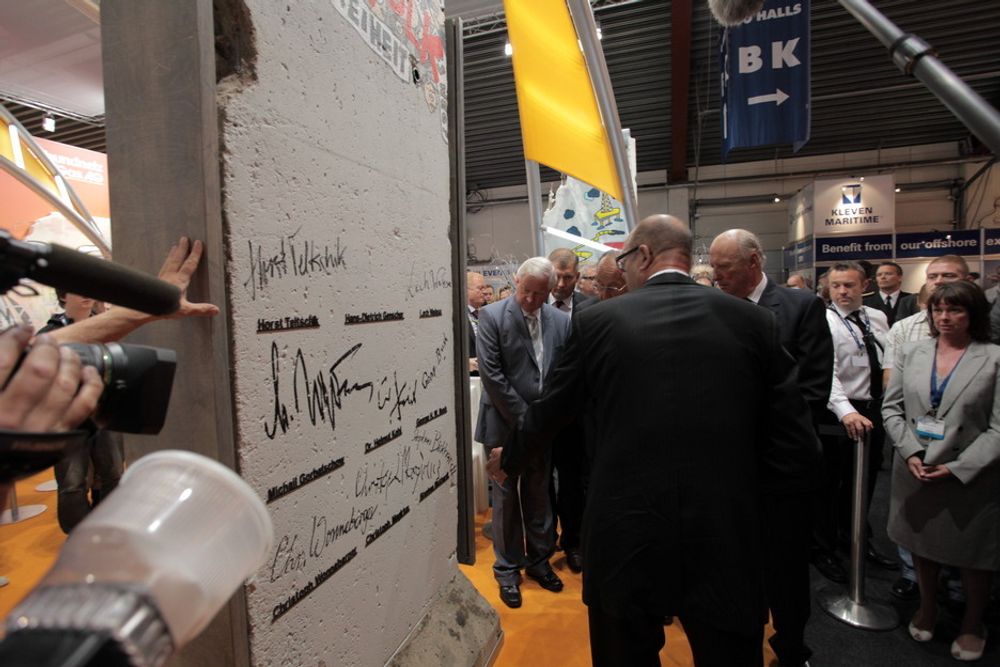 BERLINMUR: Kongen betraktet den signerte muren.
