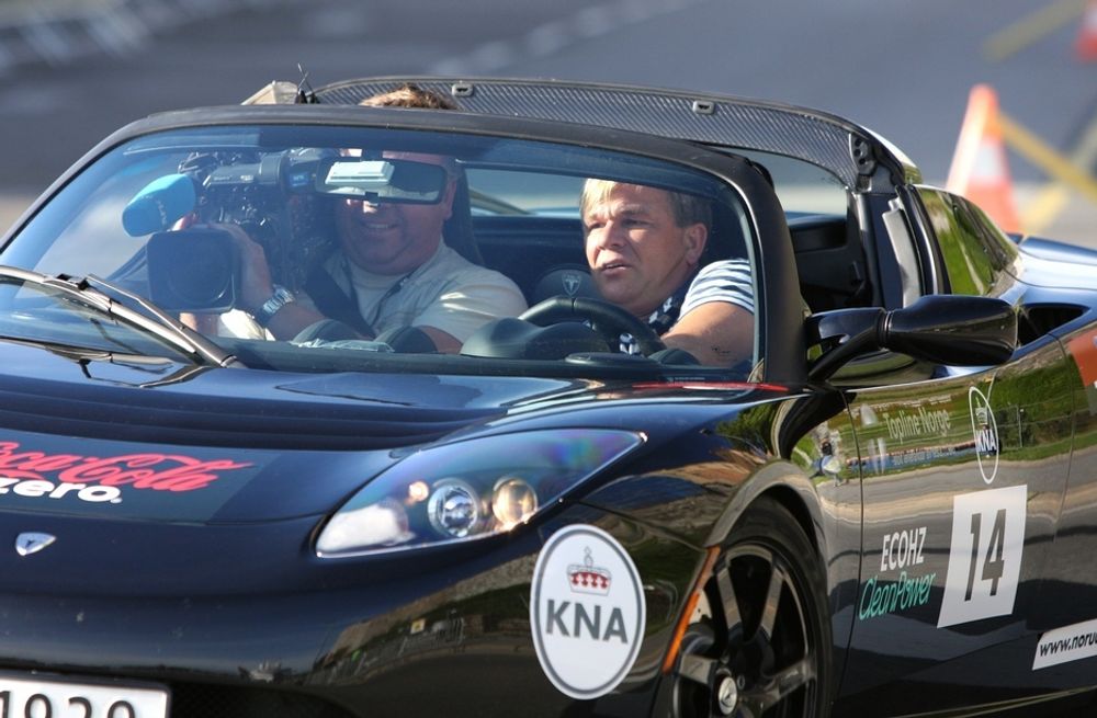 Henning Solberg deltar i miljøbilløpet for andre gang. Den rutinerte rallysjåføren fikk raskeste tid på slalåmetappen.