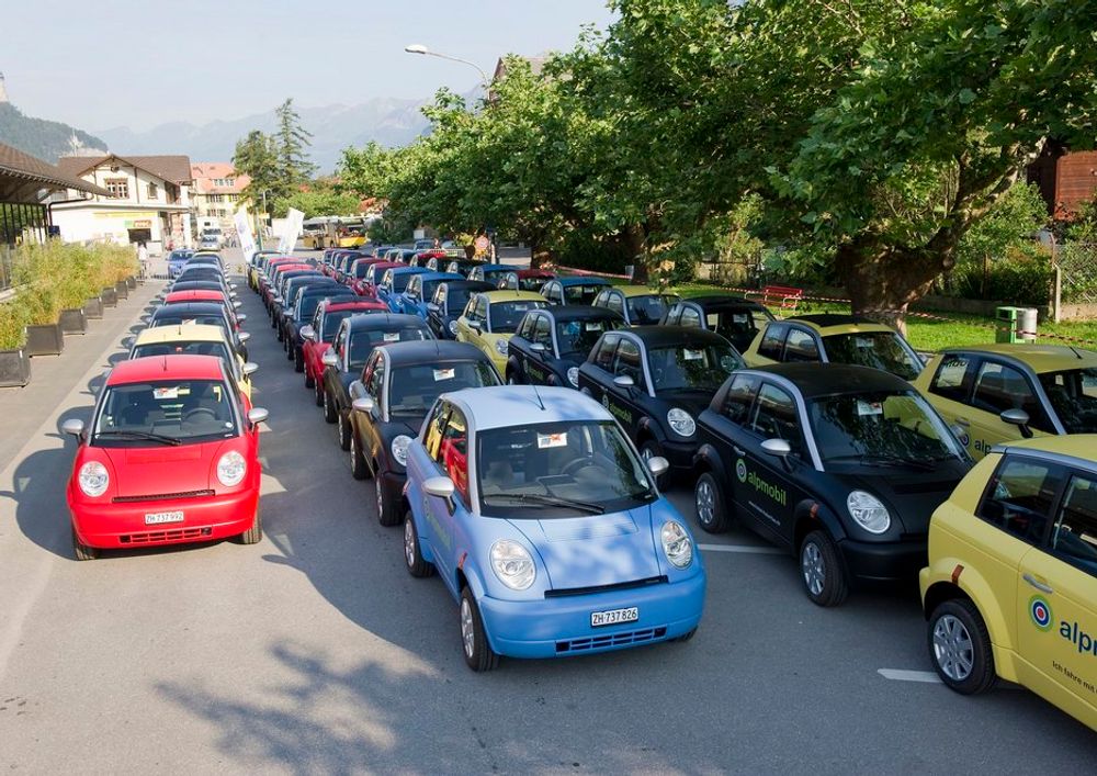 De elektriske alpebilene fra Think er nå levert i Sveits. Her skal de brukes som leiebiler.