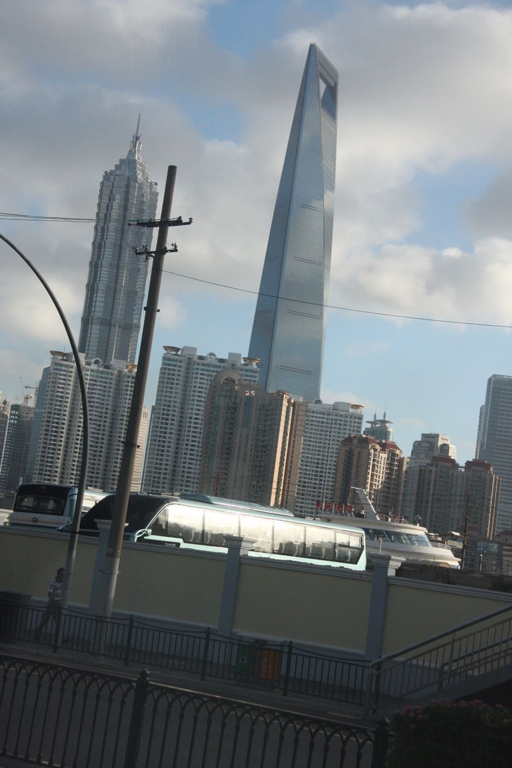 STÅL OG BETONG: Shanghais to største bygninger er lett å orientere seg mot i bylandskapet.. Foto: Tormod Haugstad