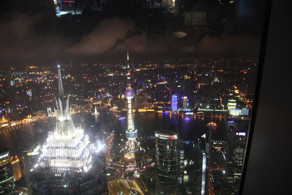 KVELD: Shanghai er en av verdens mest spennende lyssettinger på kveldstid med alle tenkelige farger på de enorme skyskraperne. Foto: Tormod Haugstad