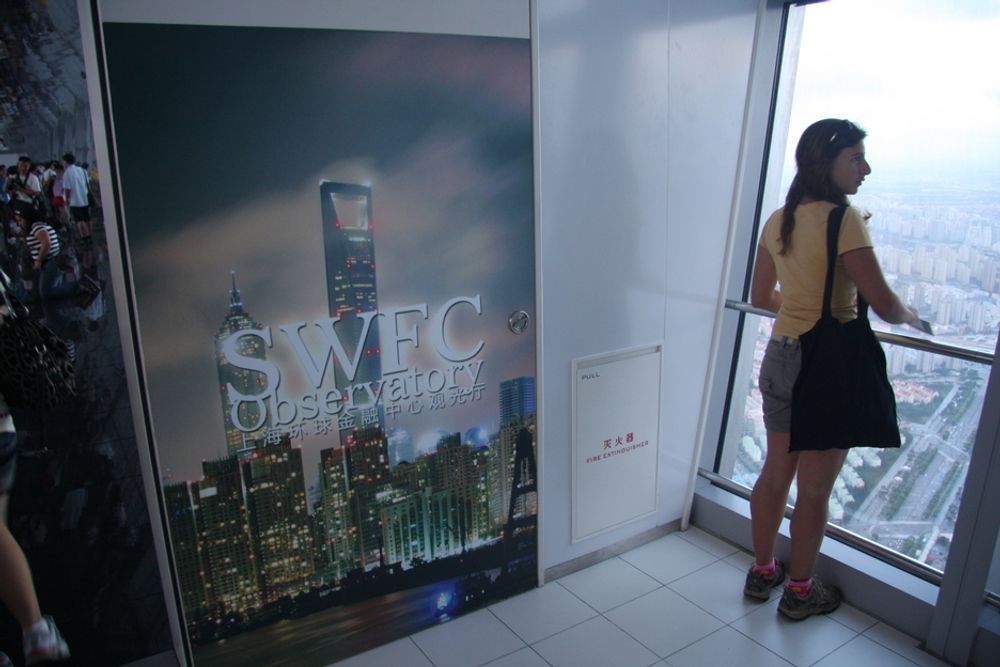 ATTRAKSJON: Kineserne er stolte av sin bygning, men også såret over at Dubai og Taipei har gått forbi dem i høyde. Derfor har de nå startet byggingen av en ny bygning som skal bli verdens høyeste. Foto: Tormod Haugstad
