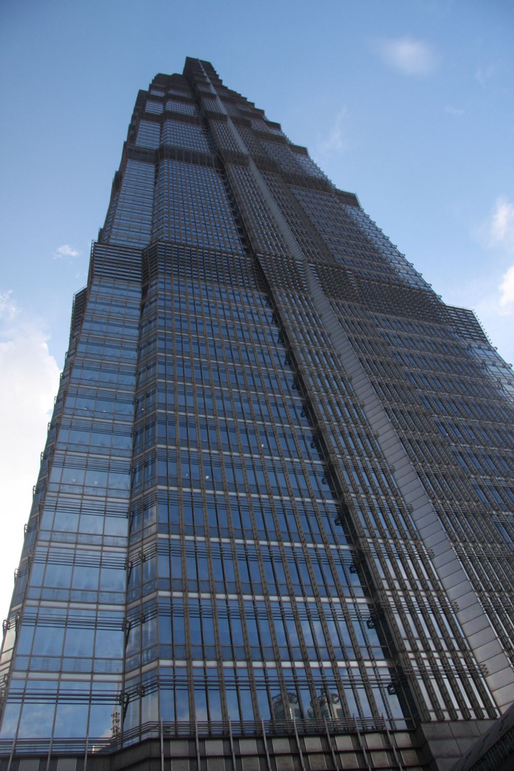 IN MAO TOWER: Jin Mao ligger også i Shanghai som nærmeste nabo til SWFC. Denne skyskraperen huser verdens høyeste hotell, Grand Hyatt, og er 420,5 meter høyt. Bygningen stod ferdig i 1998 og var en periode verdens høyeste. Foto: Tormod Haugstad.