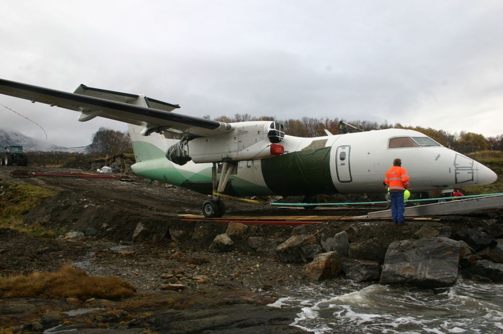 Slep av Widerøefly som havarerte ved Sandnessjøen lufthavn Stokka 15. september 2010. 12. oktober 2010.
