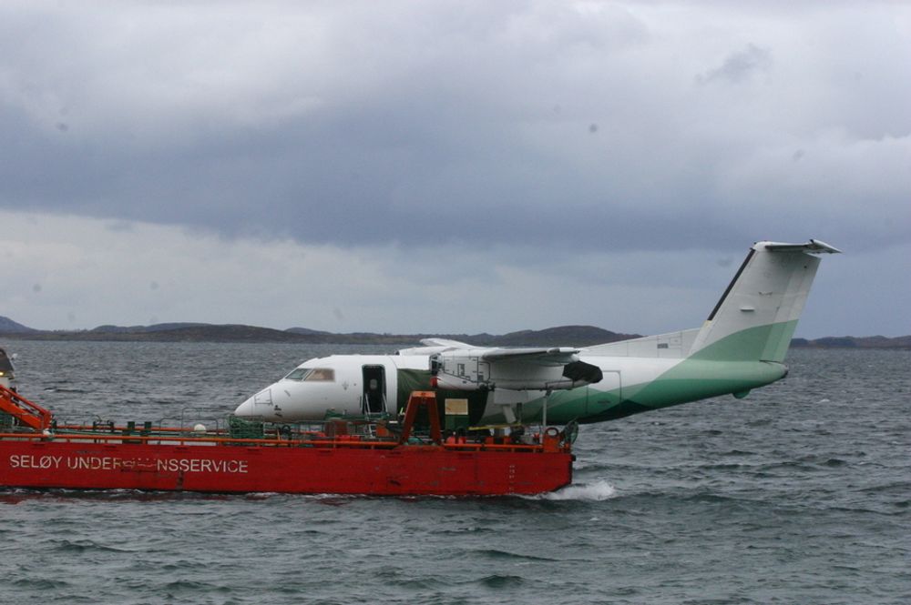 TRYGG: Det kan se utrygt ut, men ifølge befrakter Seløy Undervannsservice var transporten trygg så lenge flyet var godt nok surret på lekteren.
