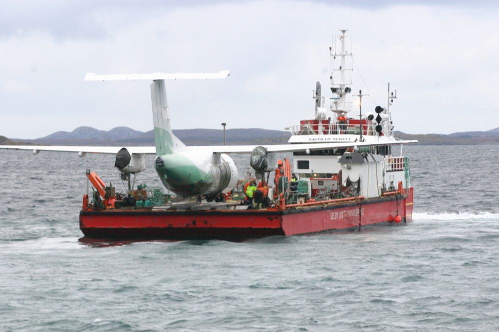 SJØSATT: Om ikke på egen kjøl, så ble Widerøe-maskinen sjøsatt for tansport nordover til Bodø.