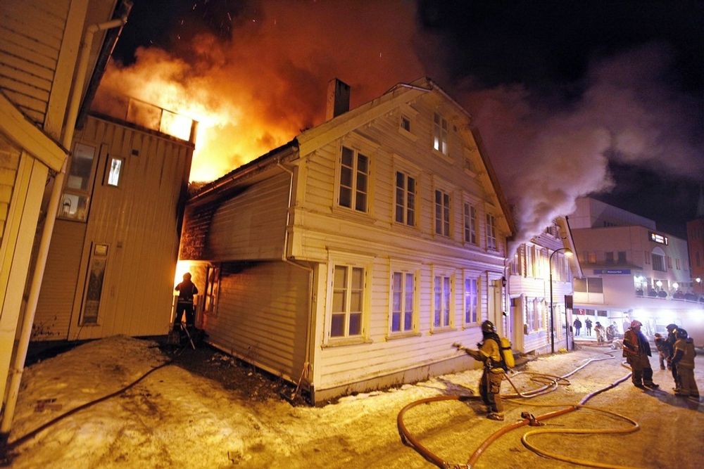 KRAV: Dagen etter brannen i Smedgata i Stavanger 12. januar i år kom kravene om bedre brannsikkerhet fra politikere. Men brannvesenet i byen advarer mot forhastete beslutninger.
