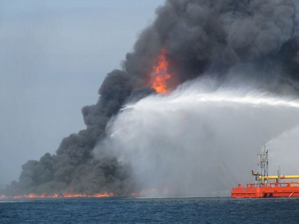 FÅNYTTES: Deepwater Horizon brenner godt, to dager etter ulykken.