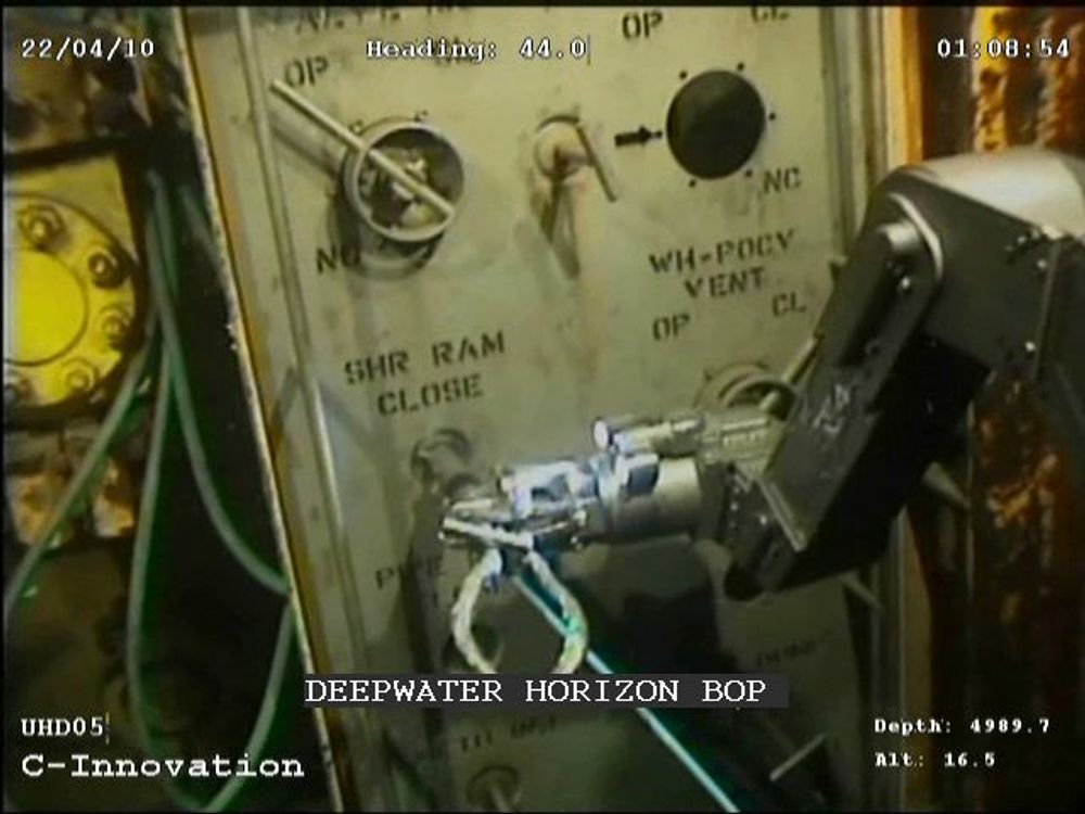 LYDLØS: Ubemannede ubåter (ROV) prøver å aktivere sikkerhetsventilen fra Cameron. Det går ikke. Flere forsøk gjøres. Hadde ventilen stått på et norsk felt, ville det i tillegg vært mulig å utløse ventilen med akustisk signal.