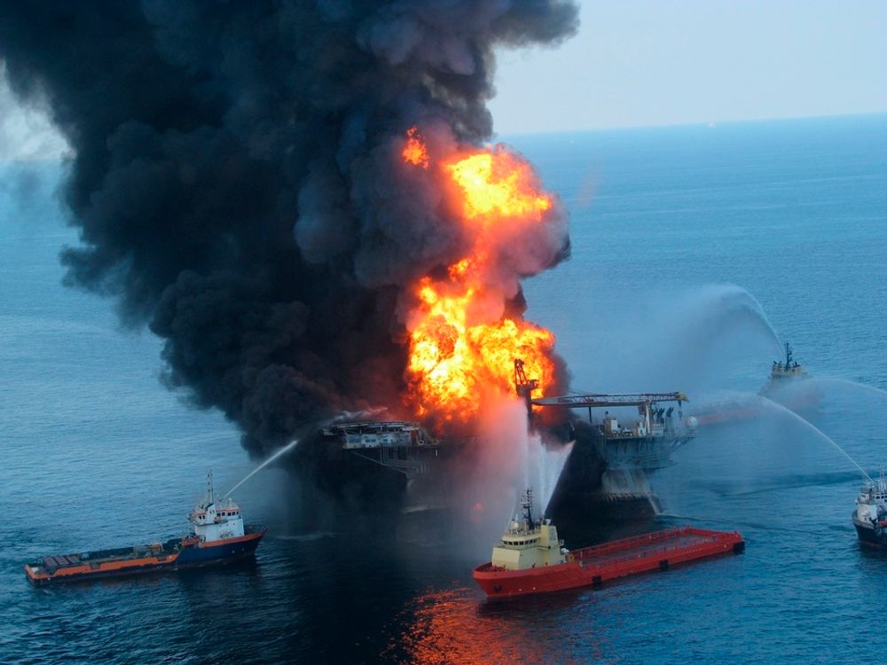 USA forbyr videre oljeboring innenfor landets grenser inntil årsaken til ulykken i Mexicogolfen er klarlagt.
