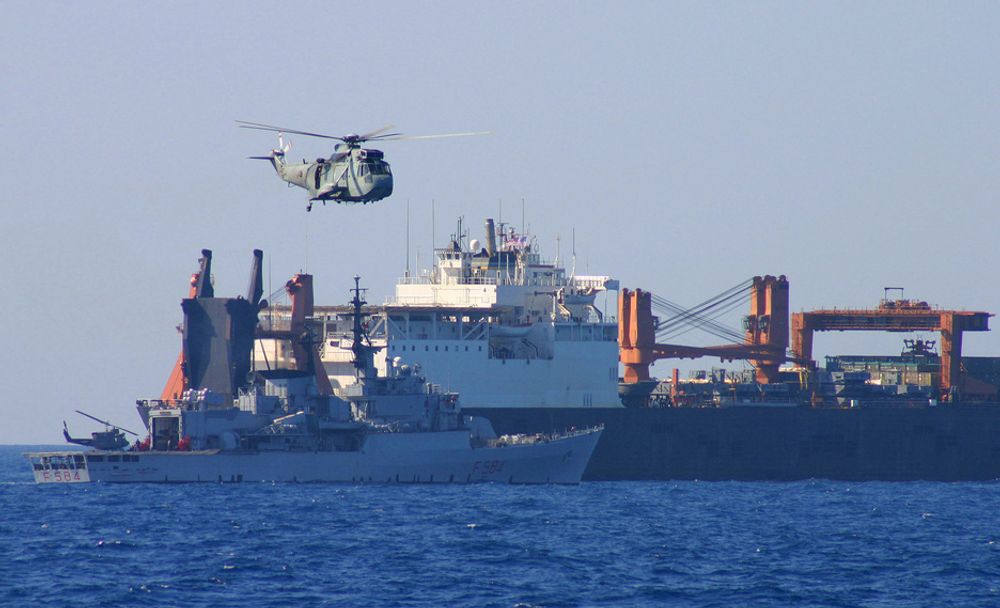 ØVELSE: "Kapret skip frigjøres". Bildet viser en italiensk fregatt og et  helikopter under en øvelse i frigjøring av et kapret skip. Helikopteret frakter spesialtrente italienske soldater. Øvelsen, som inkluderte flere Nato-land, ble gjennomført i Middelhavet for noen år siden.
