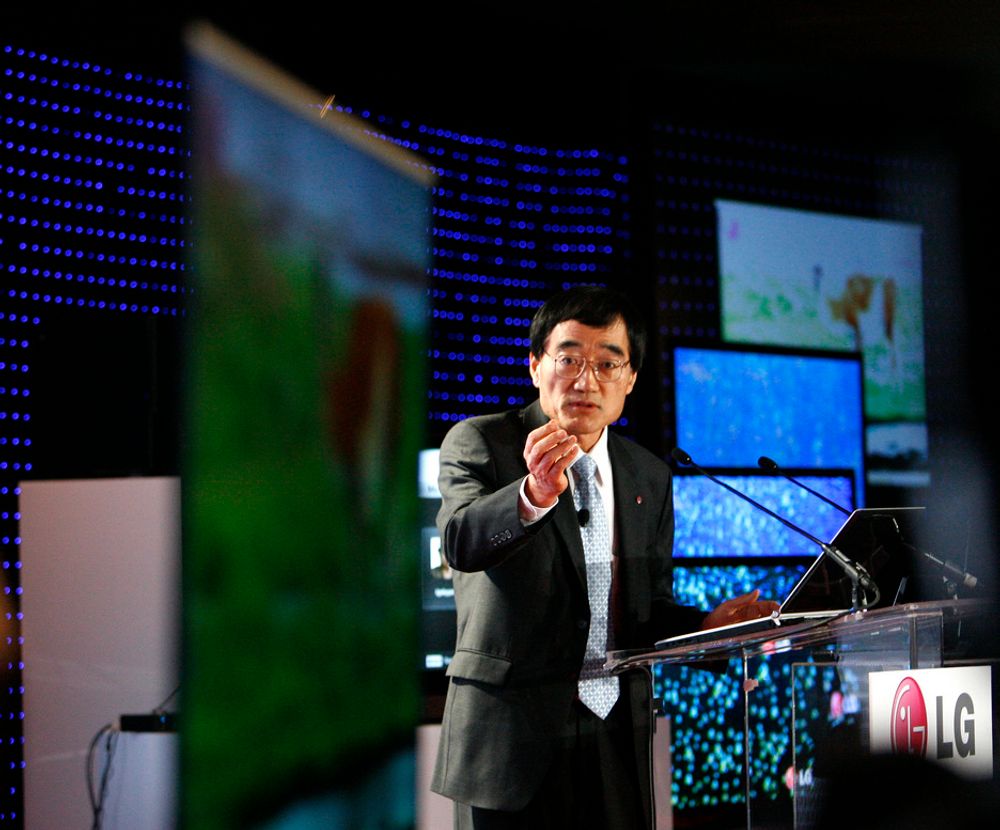 LG-sjef Woo Peik presenterte verdens tynneste LCD-tv under CES.