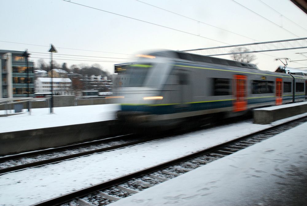 Kulda skaper problemer med sporvekslerne. Alle tog på Vestfoldbanen har stått stille i morgentimene.