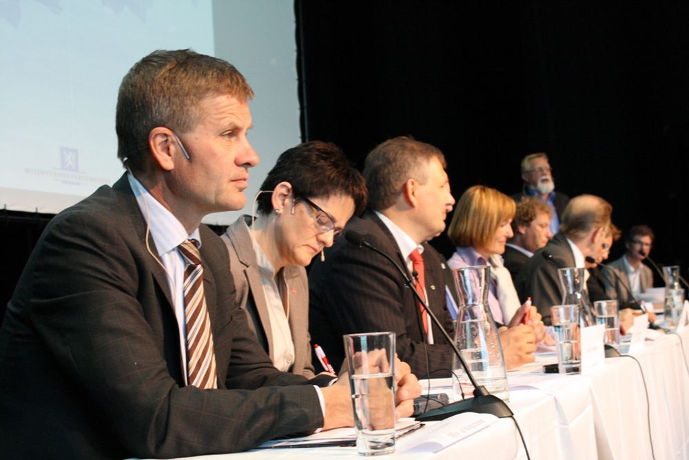 KLAR TALE: Erik Solheim (SV) sammen med regjeringskollegene Lisbeth Berg-Hansen (Ap) og Terje Riis-Johansen(Sp).