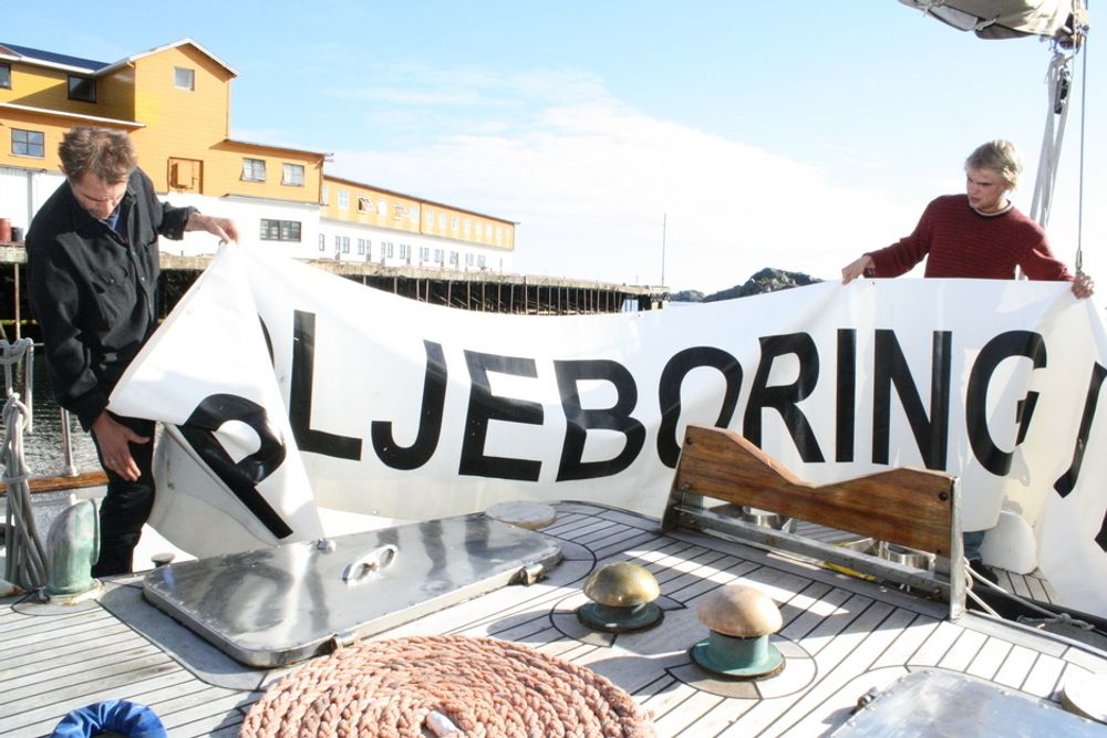 FORBEREDT: Bellona-skipper Sigurd Enge (t.v.) klargjør bannere dagen før dagen.