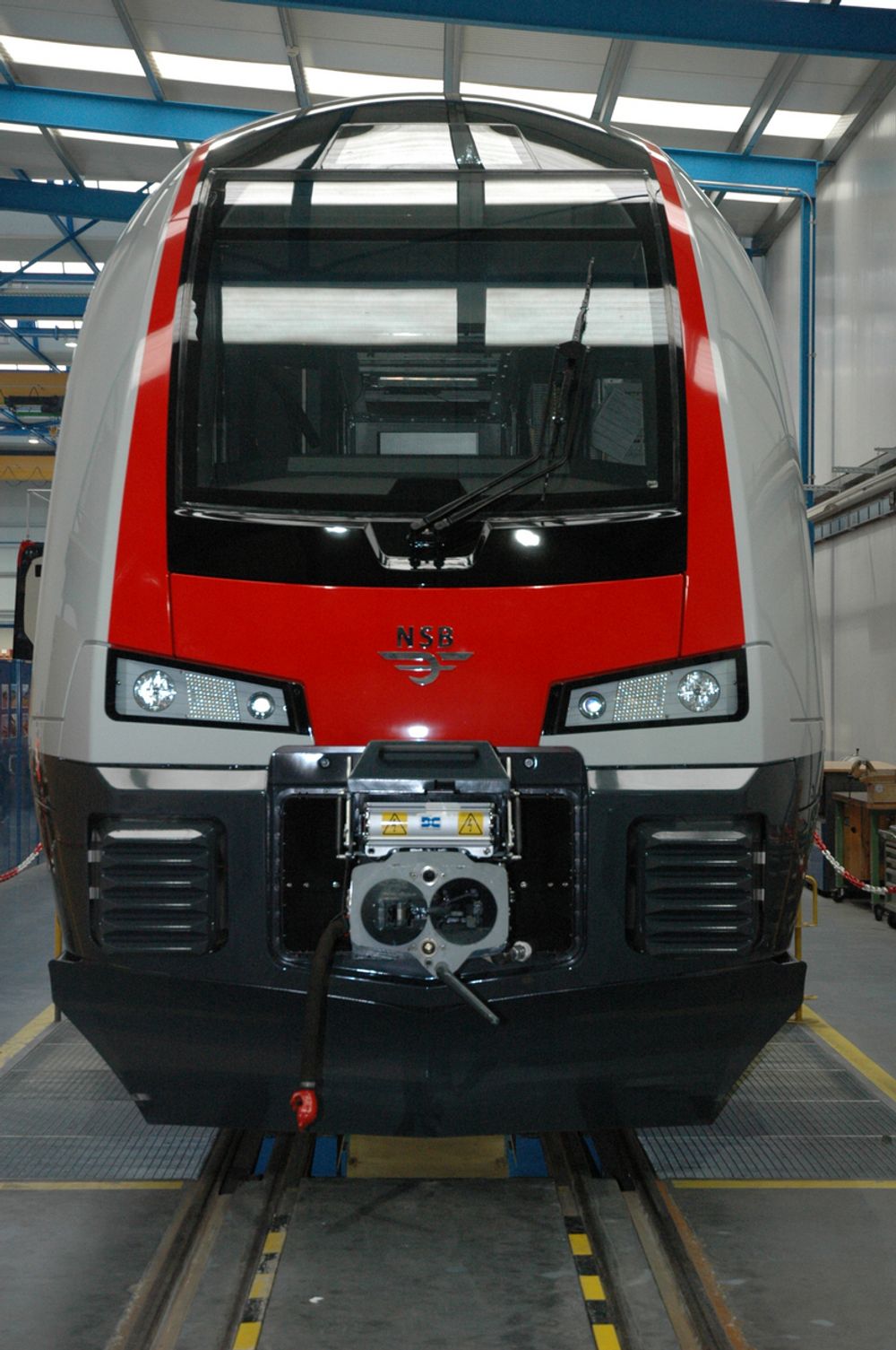 TO VERSJONER: Toget består av 5 vogner og blir laget i to versjoner for NSB. Tilsvarende tog er produsert til en rekke land, og er i daglig bruk en rekke steder rundt om i verden, blant annet i Sveits og Finland.