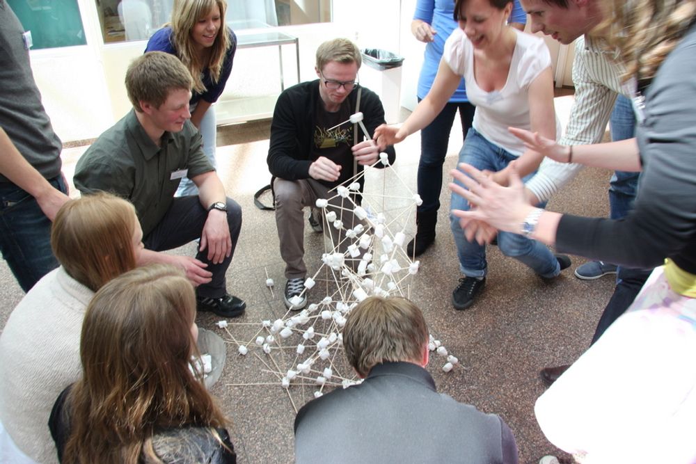BYGGVERK: Den første oppgaven til Swecos sommerjobbende studenter var å konstruere et byggverk bare ved hjelp av marshmallows og grillpinner.