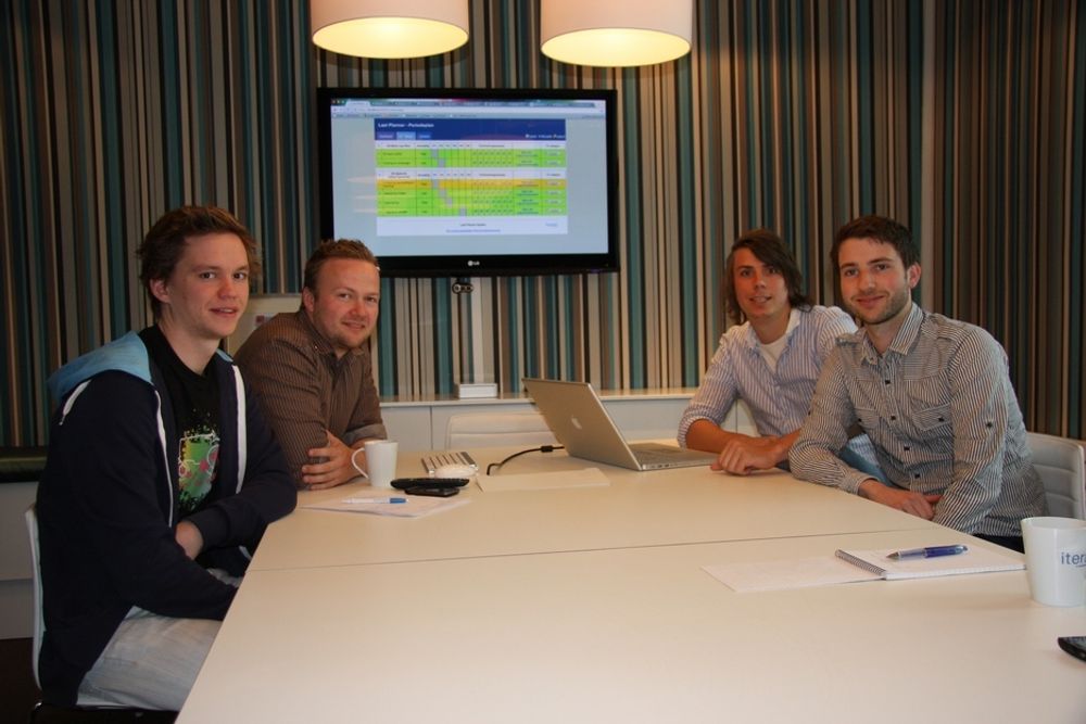 I GANG: Foran en skjerm med det første utkastet til den nye programvaren sitter, fra venstre, Morten Weel Johnsen, Anders Haugeto, Kristian Klette og Pål Ruud.