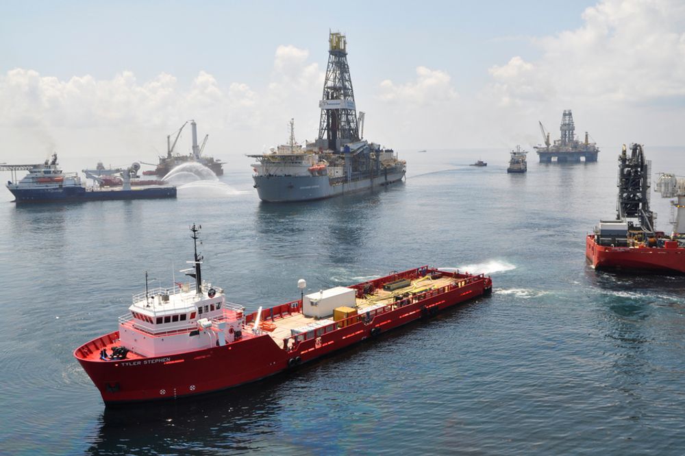 KATASTROFE: Skip og borerigger brukes til å bore avlastningsbrønner og samle opp mest mulig olje fra den mislykkede brønnen.