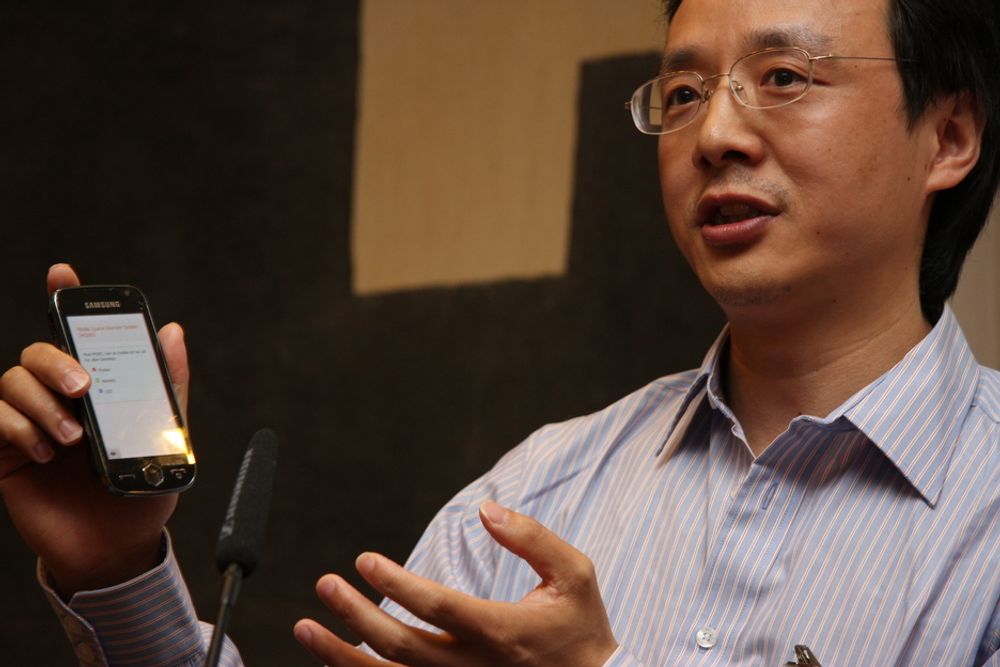 NETTSKAPER: Her demonstrerer Daoshan Li hvordan grensesnittet blir om eksempelvis landets postkontorer kobler seg opp mot hans mobil-kølappsystem. Prosjektet ble støttet med 100 000 kroner.