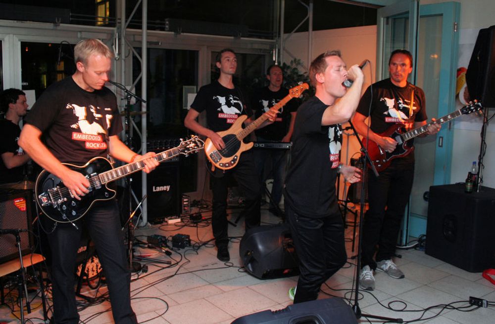 HUSBAND: Death Respons består av (fra venstre bak) Lars Tore Skau (trommer), Ola Nybakk (gitar), Kristian Audun Bergh (bass), Øyvind Milvang (keyboard), Henrik Kai Eriksen (vokal) og Rune Wahl (gitar).