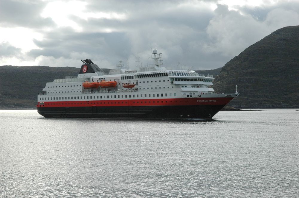 TIL KLIMAMØTE: Utenriksdepartementet velger å sende biler til klimamøte i Tromsø med Hurtigruten. Biler i Tromsø er ikke tilfredsstillende. Bildet viser hurtigruteskipet Richard With.