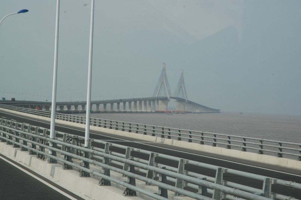 EX-REKORD: Donghai bridge er 32,5 km lang og var verdens lengste bro intil Hangzhou bridge åpnet i 2008, 35,6 km lang. Donghai forbinder Shanghai med Yangshan dypvanns kontainerhavn. Det lengste spennet, se bildet, er på 420 meter og tillater at selv store skip passerer under.