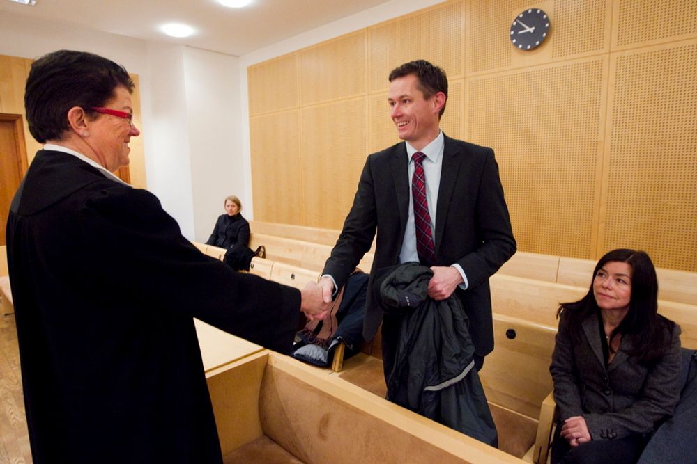 I RETTEN: Forsvarer Ellen Holager Andenæs hilser på juridisk direktør Matthias Geiger i Siemens AS.