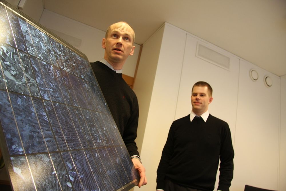 REPARERE: Thor Christian Tuv og Håvard Lillebo bygger industri av ødelagte solceller.