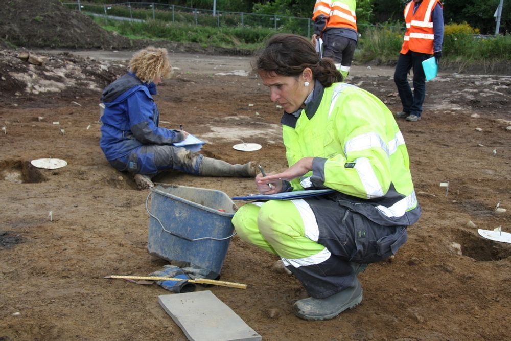 Maria-Liisa Grue (bak) og Lene Melheim graver fram og registrere funn.