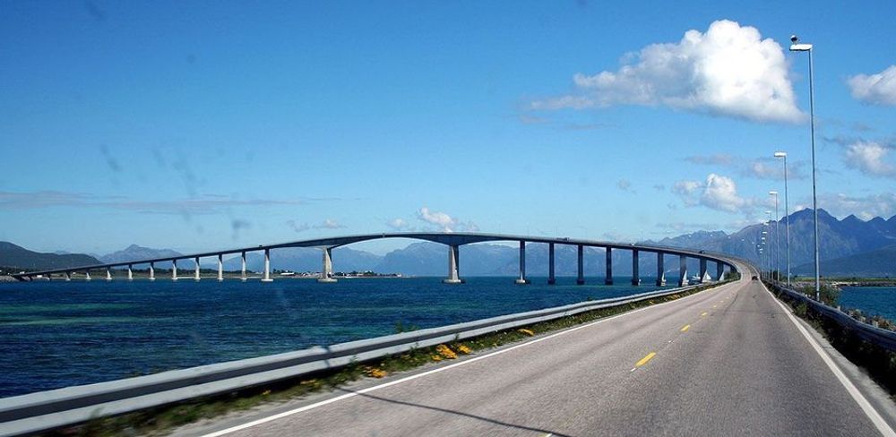 HADSELBRUA, NORDLAND: - Denne brua synes jeg er den vakreste av alle bruene i Vesterålen. Den har noen flotte linjer, den går fra havnivå opp til oppen, hvor den svinger i en fin bue før den ender på havnivå igjen. Jeg synes den gjør seg best fra Hadseløya, hvor den omfavner sydgående hurtigrute M/S Finnmarken på en fin måte.