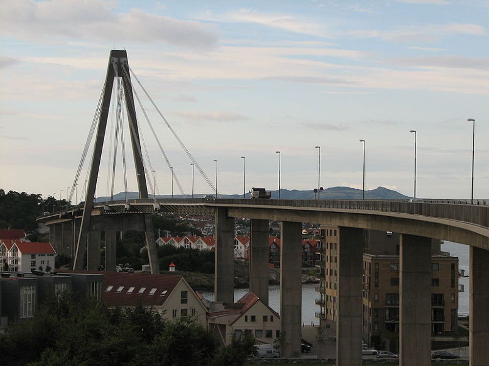 BYBROEN I STAVANGER:  - Flott bro med bybebyggelse i ene enden og boliger og småbåter i andre enden. Ligger flott til midt i havneområdene i Stavanger. Tett biltrafikk over broen og tett skipstrafikk under.