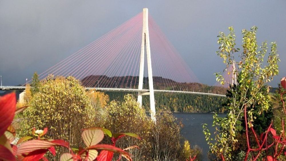 KANDIDAT 8: Skarnsundbrua er en skråkabelbro mellom kommunene Mosvik og Inderøy i Nord-Trøndelag. Den var tidligere verdens lengste skråkabelbro i betong med sine 1010 meter. Skarnsundbrua ble ferdigstilt i 1991.
