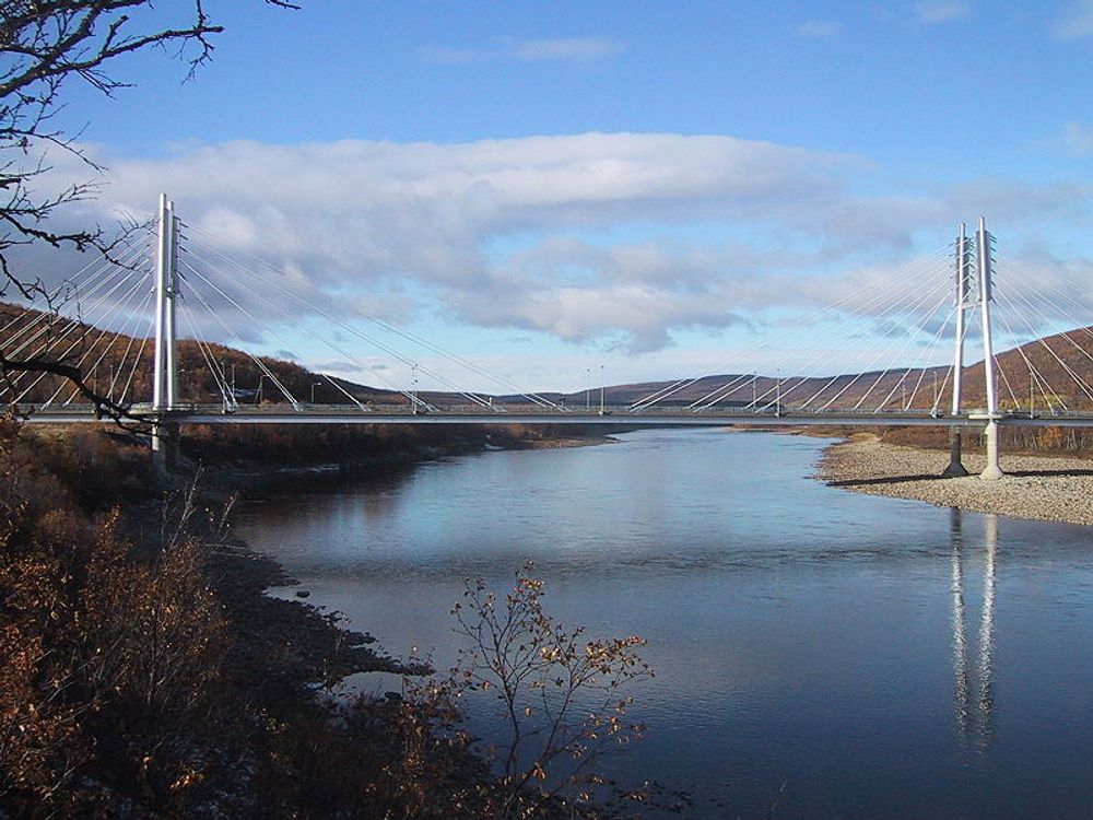 KANDIDAT 7: Samelandsbrua er en skråkabelbro som krysser elva Tana mellom Roavvegieddi i Norge og Utsjok i Finland. Den er 316 meter lang og ble åpnet i 1993.