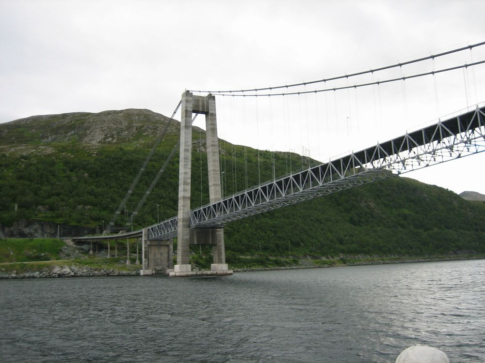 KVALSUNDBRUA, FINNMARK: - Broen har stått i arktisk mørke med sjørokk og snøstorm, men også i midnattsol, med havørn hvilende på toppen av bropilarene. En traust og solid hverdagsbro som viser sitt indre, sin styrke, så å si.