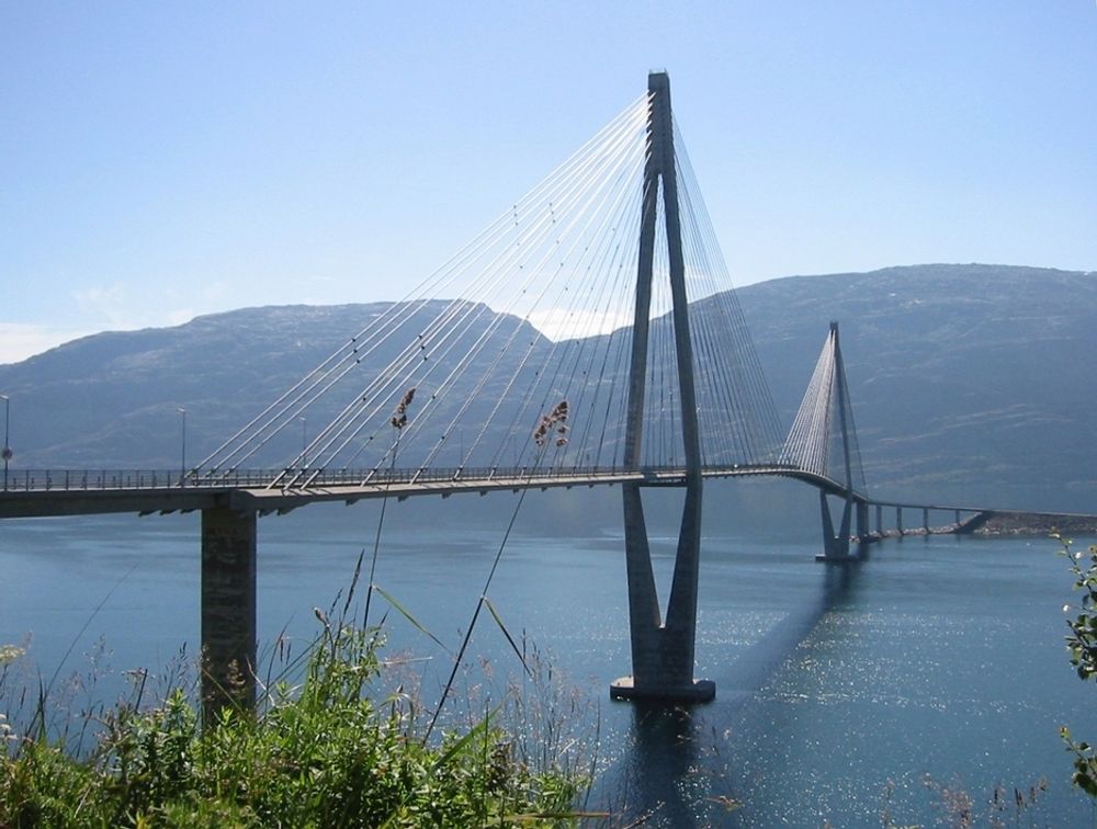 KANDIDAT 3: Helgelandsbrua er en 1065 meter lang skråkabelbru mellom kommunene Alstahaug og Leirfjord i Nordland.