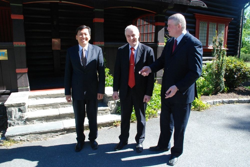 NBT AS:  Vi er godt posisjonert for å ta del i veksten i vindkraft i Kina, sier økonomisjef Walter Chang (til venstre) i NTB AS. Her med administrerende direktør Joar Viken og styreleder Arne Myhre.