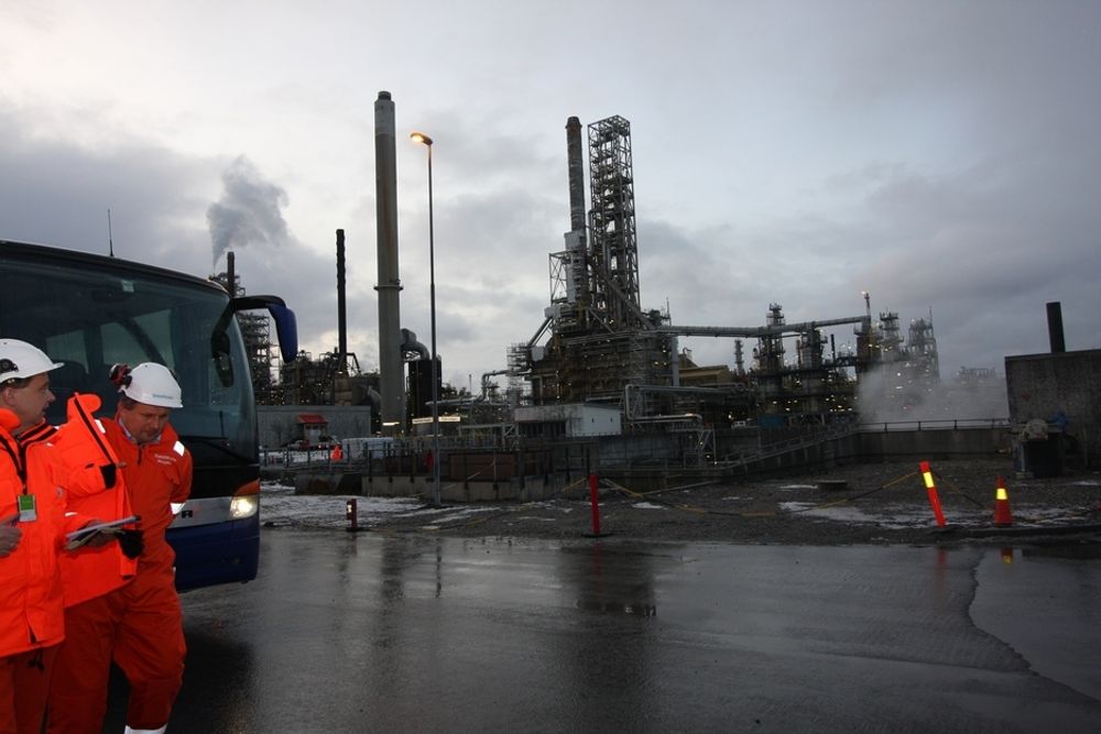 MONGSTAD: StatoilHydro avviser at Mongstad-anlegget ligger feil vei i forhold til CO2-rensing. Bergens Tidende skrev onsdag at skorsteinene vender inn mot raffineriet, og at det vil gjøre det dyrt å fange CO2 fra avgassene.