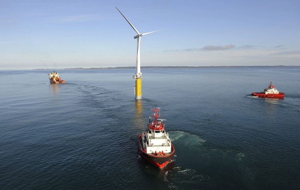 FRAMTIDEN: Her taues den flytende havmøllen Hywind på plass utenfor Stavanger i 2009. Den første testparken kan havne i USA eller Skottland. Regjeringen må hive seg rundt og beholde den her, mener Norsk Industri.