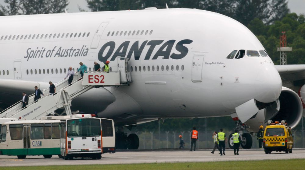 Passasjerer forlater Qantas-flyet etter nødlandingen i Singapore.